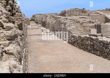Die Echos der antiken Stadt: Alte Ruinen halten die Zeit über. Alte Ruinen unter klarem Himmel. Stockfoto
