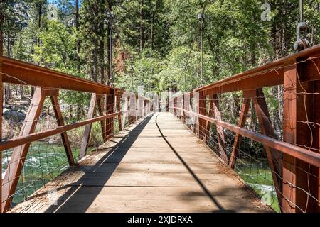 Brücke über den Cedar Grove River im Sequioa National Park, Kalifornien, USA Stockfoto