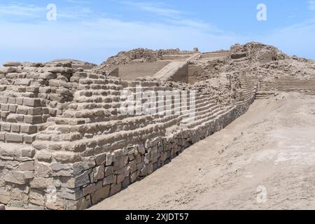 Antik City-Echos: Alte Mauern Stehen Unter Klarem Himmel. Unter klarem Himmel stehen erhaltene lehmruinen. Stockfoto