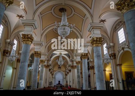 BOGOTA, KOLUMBIEN - 3. JULI 2024 - viele Touristen an einem sonnigen Tag an der Plaza de Bolivar in Bogota Kolumbien. Stockfoto