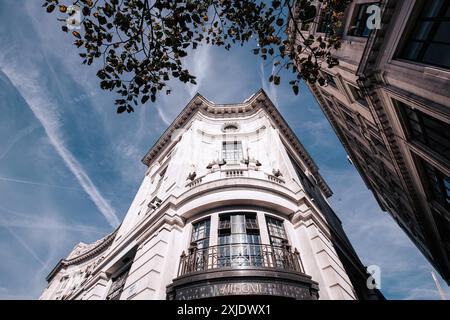 London, UK - 10. Oktober 2023 : Ein flacher Blick auf ein weißes Gebäude an der Regent Street in London, Großbritannien, mit einem Balkon und einem Schild mit der Aufschrift 'MHOME'. Die Stockfoto