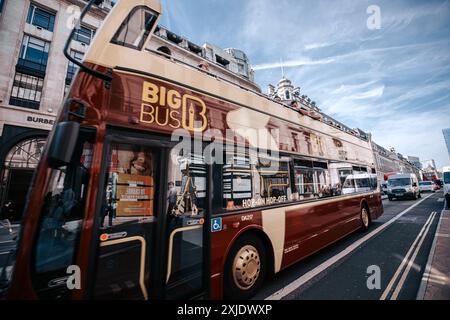 London, UK - 10. Oktober 2023 : Ein roter Doppeldeckerbus Big Bus Tours fährt eine Londoner Straße hinunter, der Bus ist in Bewegung und der Hintergrund ist leicht Stockfoto