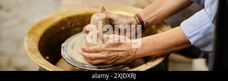 Eine Frauenhände Formen Ton auf einem Keramikrad. Stockfoto