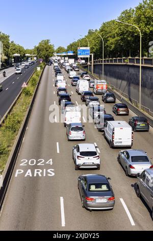 FRANKREICH. PARIS (75) AUF DEM BOULEVARD PÉRIPHÉRIQUE, DIE FÜR DIE OLYMPISCHEN SPIELE 2024 RESERVIERTE VERKEHRSSTRASSE Stockfoto