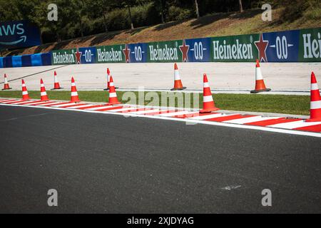 Budapest, Ungarn, 18.07.2024, Budapest, Ungarn. Juli 2024. Schaltkreisatmosphäre – Bordsteindetails. 18.07.2024. Formel-1-Weltmeisterschaft, Rd 13, Großer Preis Von Ungarn, Budapest, Ungarn, Vorbereitungstag. Das Foto sollte lauten: XPB/Alamy Live News. Stockfoto