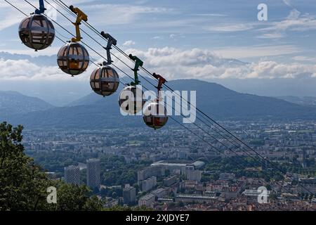 GRENOBLE, FRANKREICH, 25. Juni 2024 : die Seilbahn "Les Bulles" (Bubbles) kommt an der Bergstation der Festung La Bastille mit Stadt und Berg Stockfoto