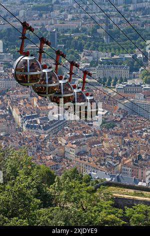 GRENOBLE, FRANKREICH, 25. Juni 2024 : die Seilbahn "Les Bulles" (Bubbles) kommt an der Bergstation der Festung La Bastille mit Stadtzentrum Stockfoto