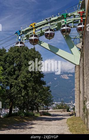 GRENOBLE, FRANKREICH, 25. Juni 2024 : die Seilbahn "Les Bulles" (Bubbles) fährt an der Bergstation der Festung La Bastille an Stockfoto