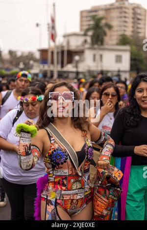 Lima - Peru, 01. Juli 2023 - die Straßen von Lima sind voller Farben, während die Gay Pride Parade ihren Weg durch die Stadt macht. Stockfoto