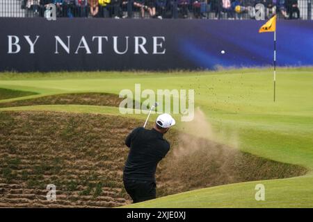 Der Spanier Jon Rahm splittert am 5. Tag der Open in Royal Troon, South Ayrshire, Schottland aus einem Bunker. Bilddatum: Donnerstag, 18. Juli 2024. Stockfoto