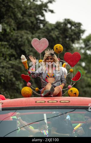 Lima - Peru, 01. Juli 2023 - die Gay Pride Parade in Lima ist ein lebendiges Zeichen der Solidarität und des Stolzes. Kutschen mit Regenbogenfahnen Stockfoto