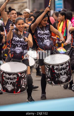 Lima - Peru, 01. Juli 2023 - die Straßen von Lima sind mit den leuchtenden Farben des Regenbogens gefüllt, während die Gay Pride Parade vorbeizieht. Stockfoto