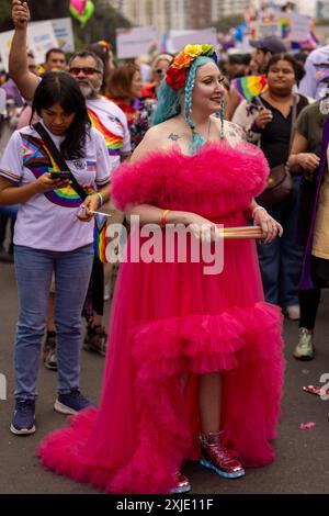 Lima - Peru, 01. Juli 2023 - die Gay Pride Parade in Lima ist eine fröhliche Feier der Liebe und Akzeptanz. Teilnehmer in regenbogenfarbenen Outfits Stockfoto