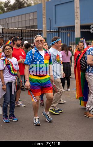 Lima - Peru, 01. Juli 2023 - die Gay Pride Parade in Lima ist eine lebendige Feier der Liebe und des Stolzes. Die Teilnehmer sind in den Farben gekleidet Stockfoto