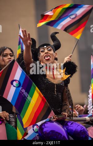 Lima - Peru, 01. Juli 2023 - die Straßen von Lima werden mit den Farben des Regenbogens lebendig, während die Gay Pride Parade durch die Stadt marschiert Stockfoto