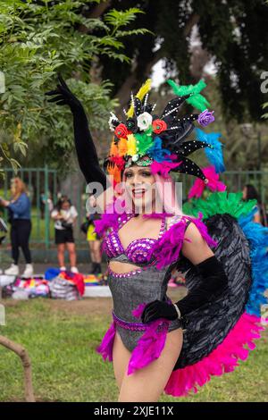 ima - Peru, 01. Juli 2023 - die Straßen von Lima werden mit den Farben des Regenbogens lebendig, während die Gay Pride Parade durch die Stadt marschiert Stockfoto