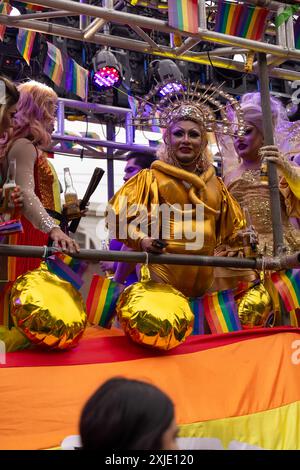 Lima - Peru, 01. Juli 2023 - die Gay Pride Parade in Lima ist eine lebhafte Feier des LGBTQ+ Stolzes. Farbenfrohe Kutschen tragen die Teilnehmer gekleidet Stockfoto