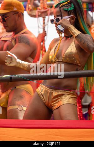 Lima - Peru, 01. Juli 2023 - die Gay Pride Parade in Lima ist eine feierliche Feier der Gleichheit und Akzeptanz. Teilnehmer in farbenfrohen Outfits Stockfoto