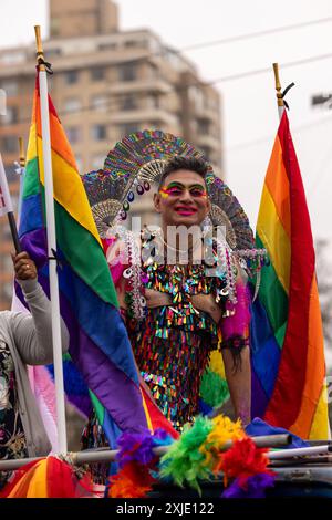 Lima - Peru, 01. Juli 2023 - die Gay Pride Parade in Lima ist eine farbenfrohe Feier der Liebe und Akzeptanz. Die Teilnehmer sind in leuchtendem Regenbogen gekleidet Stockfoto