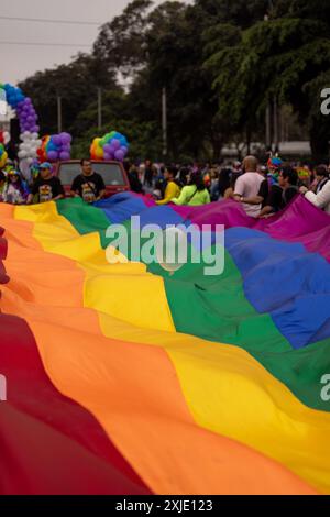 Lima - Peru, 01. Juli 2023 - die Gay Pride Parade in Lima ist eine fröhliche Feier des Stolzes und der Akzeptanz von LGBTQ+. Die Teilnehmer sind in Regenbogenfarben gekleidet Stockfoto