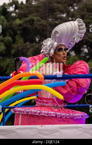 Lima - Peru, 01. Juli 2023 - die Gay Pride Parade in Lima ist ein lebendiges Schauspiel der Vielfalt und des Stolzes. Farbenfrohe Kutschen tragen die Teilnehmer gekleidet Stockfoto