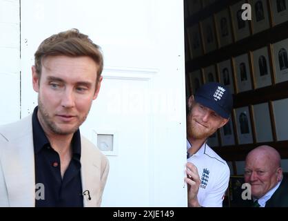 Der Englands Ben Stokes blickt um die Ecke, als Stuart Broad vor dem ersten Tag des zweiten Rothesay Test Matches in Trent Bridge, Nottingham, eine Gedenktafel enthüllt. Vor Beginn des Spiels hielt Nottinghamshire eine kurze Zeremonie ab, um das Pavilion End zu Ehren des ehemaligen englischen Seemanns Stuart Broad umzubenennen. Bilddatum: Donnerstag, 18. Juli 2024. Stockfoto