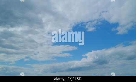 Zeitraffer. Wolken bewegen sich am blauen Himmel. Wolken gegen den blauen Himmel. Stockfoto