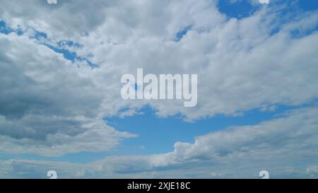 Zeitraffer. Wolken bewegen sich am blauen Himmel. Wolken gegen den blauen Himmel. Stockfoto