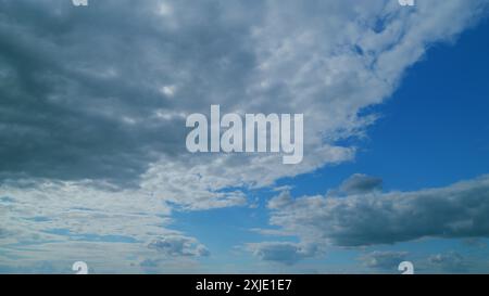 Zeitraffer. Wolken, die über den blauen Himmel laufen. Weiße, geschwollene und flauschige Wolken am blauen Himmel. Stockfoto