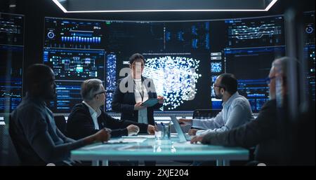 Team von Softwareentwicklungsingenieuren, die ein Meeting in einem Forschungszentrum für künstliche Intelligenz halten. Verschiedene Gruppe professioneller Programmierer, die Internetchancen für das KI-Tool diskutieren Stockfoto