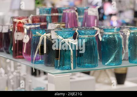 Verschiedene Glasblumenvasen werden im Geschäft verkauft. Stockfoto