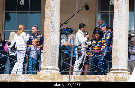 2024 Festival of Speed-Geri Halliwell-Horner, Christian Horner plus Sohn auf Goodwood House's Balkon, mit Red Bull F! Max Verstappen wird befragt Stockfoto