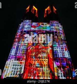 IN SHINJUKU FINDET DIE WELTWEIT GRÖSSTE PROJEKTIONS-MAPPING-SHOW STATT, DIE JETZT GODZILLA ZEIGT Stockfoto