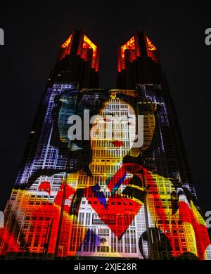 IN SHINJUKU FINDET DIE WELTWEIT GRÖSSTE PROJEKTIONS-MAPPING-SHOW STATT, DIE JETZT GODZILLA ZEIGT Stockfoto