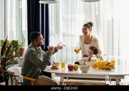 Ein Mann und eine Frau essen mit ihrem Kind an einem Tisch und zeigen Liebe und Zweisamkeit. Stockfoto