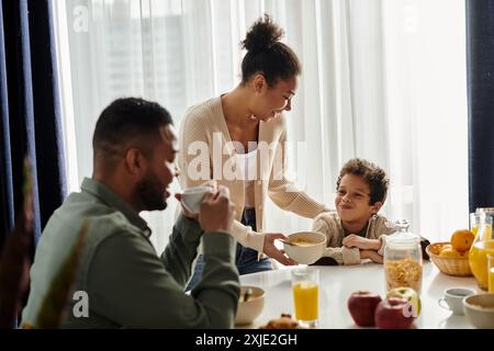 Eine liebevolle afroamerikanische Familie, die gemeinsam am Tisch speisen kann. Stockfoto