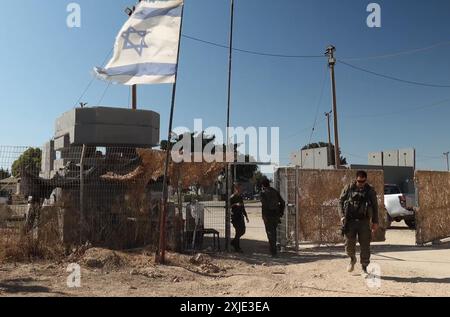 NAHAL OZ, ISRAEL – 17. JULI: Israelische Soldaten stehen auf der Militärbasis Nahal Oz, die beim Angriff der Hamas am 7. Oktober in Israel schwer beschädigt wurde. Stockfoto