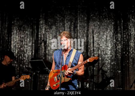 Piazza della Conciliazione, Desio , Italien, 17. Juli 2024, Ronn Moss auf der Bühne während RONN MOSS LIVE - Musikkonzert Stockfoto