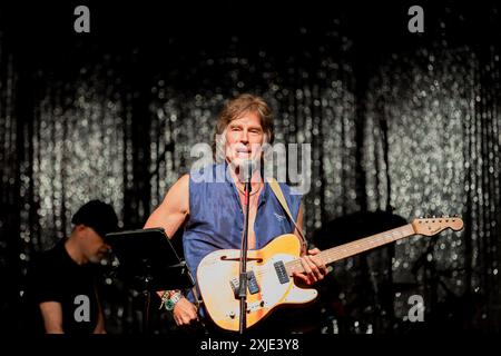 Piazza della Conciliazione, Desio , Italien, 17. Juli 2024, Ronn Moss auf der Bühne während RONN MOSS LIVE - Musikkonzert Stockfoto