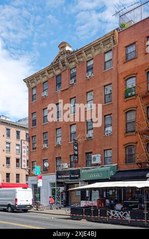 NYC Chinatown: Die flache Backsteinfassade aus den 1800er Jahren des Canal Condo's 51 Canal Street Flügels; der Eingang hat jetzt die Nummer 16 Orchard Street. Stockfoto