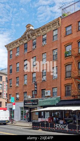 NYC Chinatown: Die flache Backsteinfassade aus den 1800er Jahren des Canal Condo's 51 Canal Street Flügels; der Eingang hat jetzt die Nummer 16 Orchard Street. Stockfoto