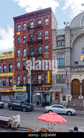 NYC Chinatown: 28 Forsyth Street, ein altes begehbares Mietshaus neben einer orthodoxen Synagoge, die in eine griechisch-orthodoxe Kirche umgewandelt wurde. Stockfoto