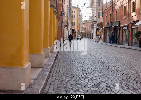 Emilia Centro Street in Modena, Arkaden und Geschäfte, Italien. Stockfoto