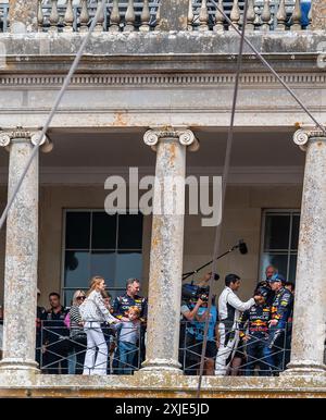 2024 Festival of Speed-Geri Halliwell-Horner, Christian Horner plus Sohn auf Goodwood House's Balkon, mit Red Bull F! Max Verstappen wird befragt Stockfoto