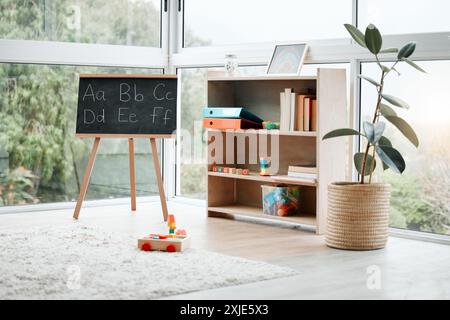 Haus, Entwicklung und leerer Spielraum zum Lernen mit Spielzeug und kreativem Raum, Tafel oder Möbeln für Spiele. Haus, Lounge und Hintergrund für Stockfoto
