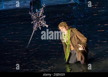 ABD0028 20240714 - Szene aus der Oper 'der Freischütz' bei einer Fotoprobe, anlässlich der Bregenzer Festspiele auf der Seebühne am Samstag, 13. Juli 2024, in Bregenz, Österreich. Thomas Blondelle (Max), im Rahmen einer Fotoprobe der Oper 'der Freischütz', anl. Der Bregenzer Festspiele auf der Seebühne am Samstag, 13. Juli 2024 in Bregenz. - FOTO: APA/DIETMAR STIPLOVSEK - 20240713 PD14760 Stockfoto