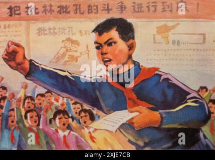 Ein politisches Propagandaplakat aus der chinesischen Kulturrevolution. Die kleinen Roten Garde kritisieren Lin Piao und Konfuzius. Stockfoto