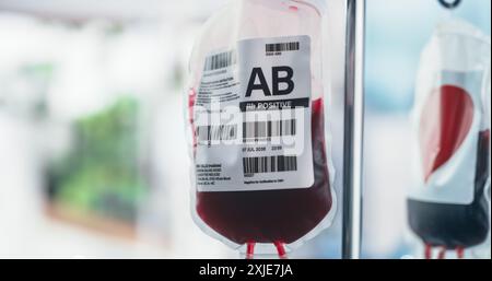 Nahaufnahme Von Zwei Blutbeuteln Vom Spender, Die Am Stand Im Spendenzentrum Oder Krankenhaus Hängen. Konzept der Rettung von Patienten, die nach Organtransplantation eine Bluttransfusion benötigen. Stockfoto