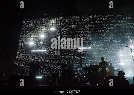 Massive Attack tritt beim Release Athens Festival in Plateia Nerou/Griechenland im Juli 2024 auf Stockfoto