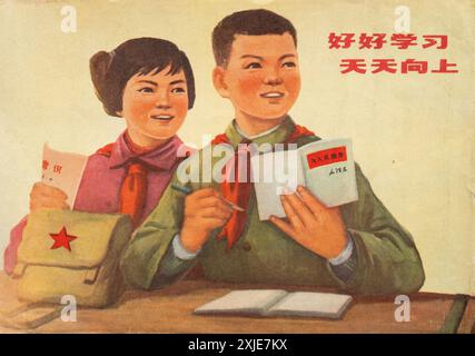 Ein politisches Propagandaplakat aus der chinesischen Kulturrevolution. Die kleine Rote Garde studiert im Unterricht die Zitate von Präsident Mao: "Dient dem Volk" Stockfoto